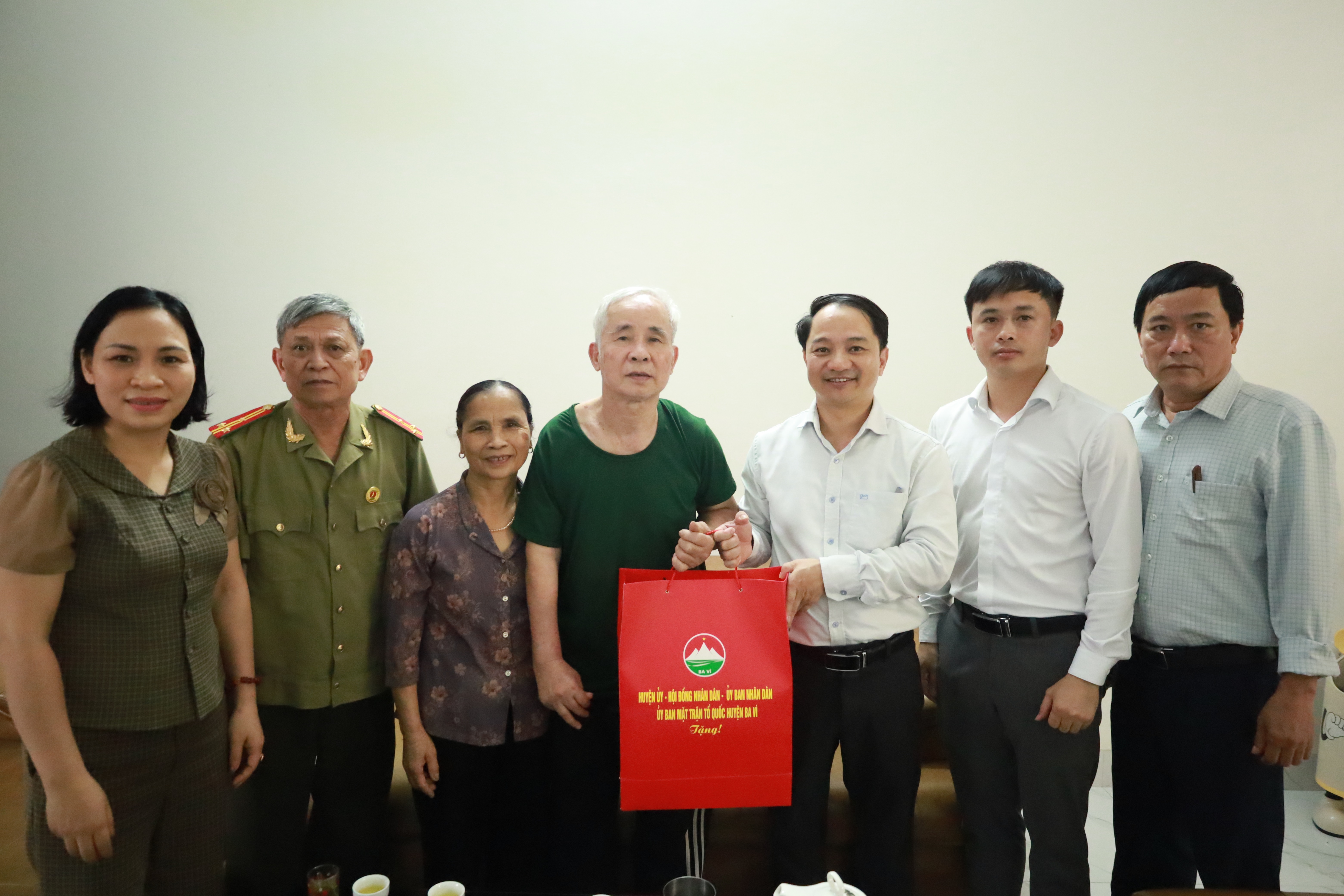 Huyện Ba Vì tri ân các thương binh tiêu biểu nhân kỷ niệm 50 năm Ngày Giải phóng miền Nam, thống nhất đất nước