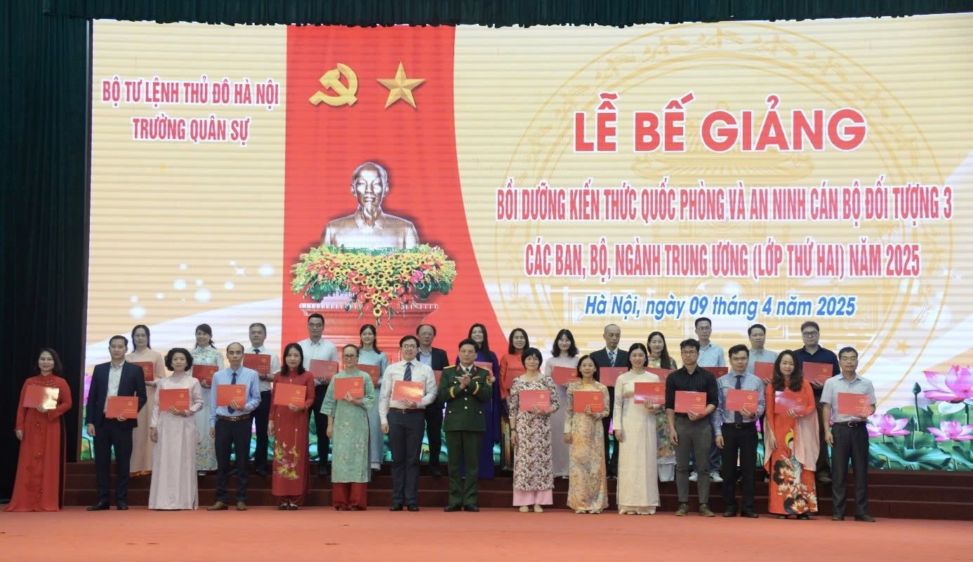 Bế giảng lớp bồi dưỡng kiến thức quốc phòng - an ninh: Nâng tầm nhận thức, củng cố nền quốc phòng toàn dân