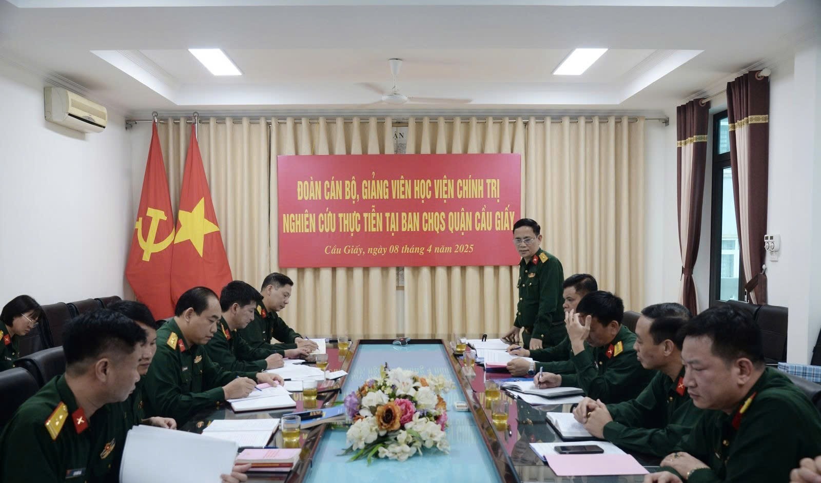 Gắn lý luận với thực tiễn: Học viện Chính trị khảo sát công tác Đảng, công tác chính trị tại Ban CHQS quận Cầu Giấy