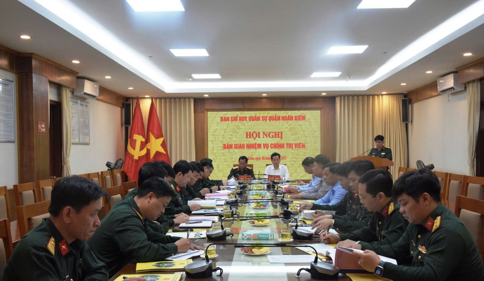 Ban CHQS quận Hoàn Kiếm bàn giao nhiệm vụ Chính trị viên, sẵn sàng phương án tổ chức lực lượng theo mô hình mới