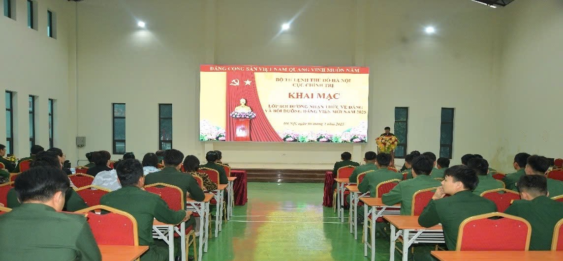 Khai mạc lớp học bồi dưỡng nhận thức Đảng và lớp đảng viên mới: Trang bị nền tảng tư tưởng cho lực lượng kế cận