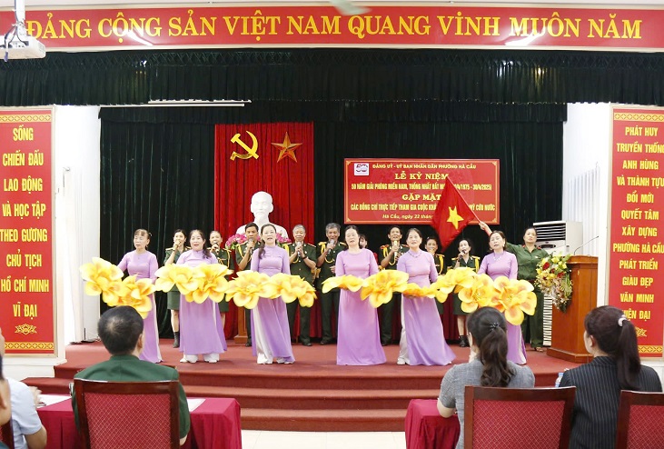 Phường Hà Cầu tri ân các nhân chứng lịch sử, tiếp nối hào khí Đại thắng mùa Xuân 1975