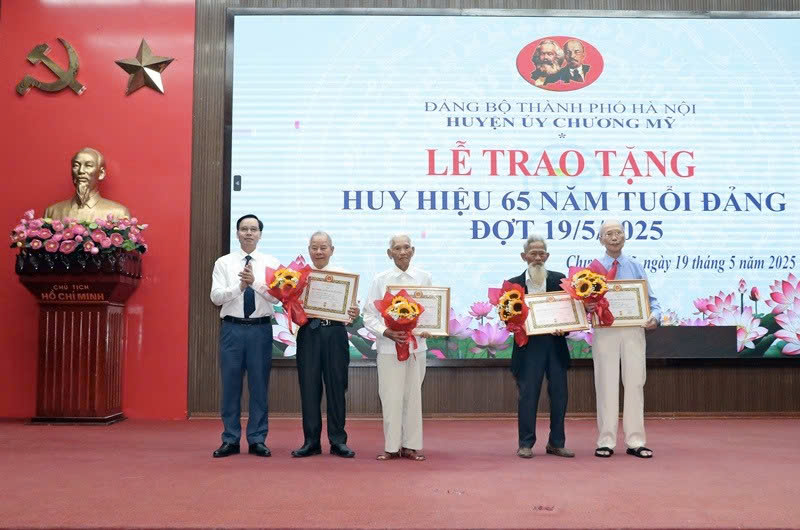 Chương Mỹ long trọng trao Huy hiệu Đảng 19-5: Tự hào và khát vọng vươn xa