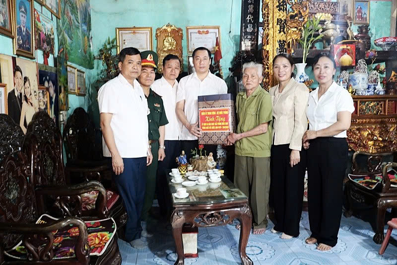 Chủ tịch UBND huyện Chương Mỹ tri ân gia đình người có công nhân kỷ niệm 50 năm Ngày Giải phóng miền Nam