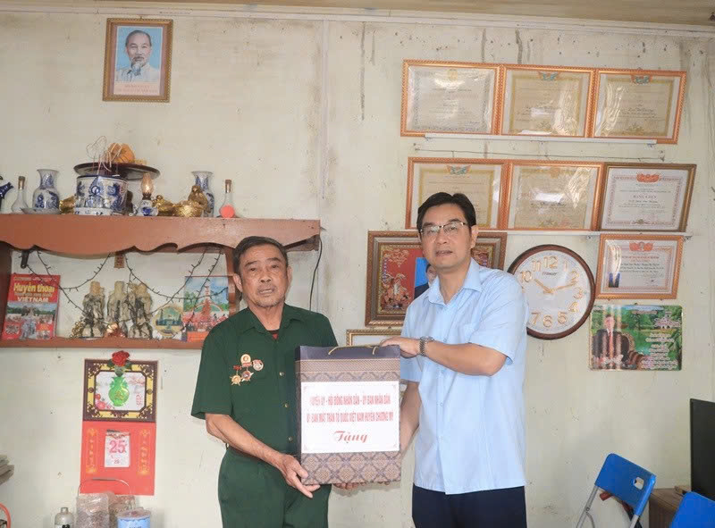 Bí thư Huyện ủy Chương Mỹ Nguyễn Văn Thắng tri ân, tặng quà gia đình chính sách tại Hồng Phú