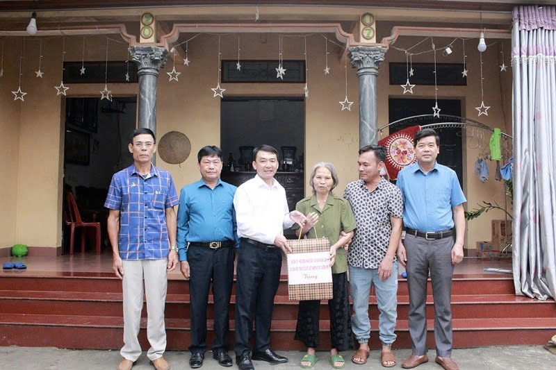 Trưởng ban Tuyên giáo và Dân vận Hoàng Minh Hiến thăm, tặng quà tri ân người có công: Lan tỏa đạo lý “Uống nước nhớ nguồn”