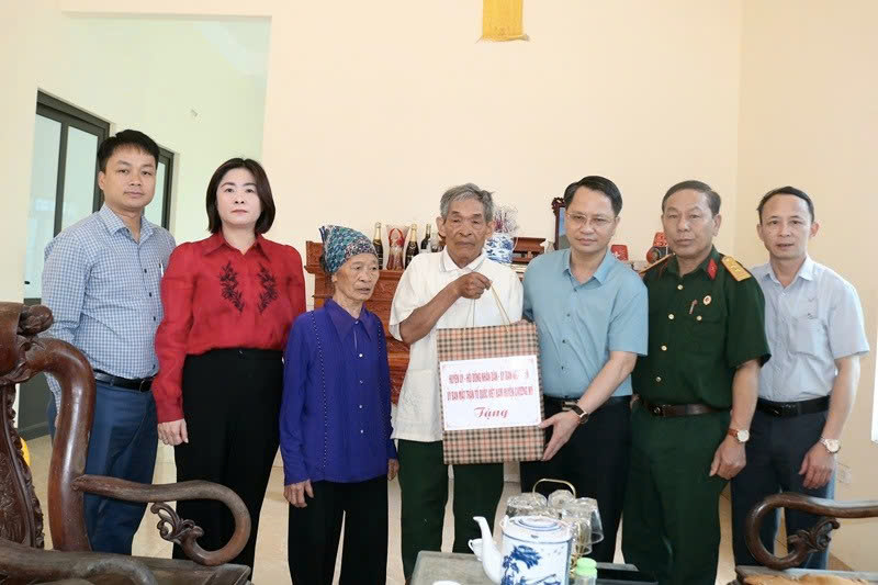 Phó Chủ tịch Thường trực UBND huyện Bùi Mạnh Thắng tri ân, tặng quà người có công và thân nhân liệt sĩ khó khăn