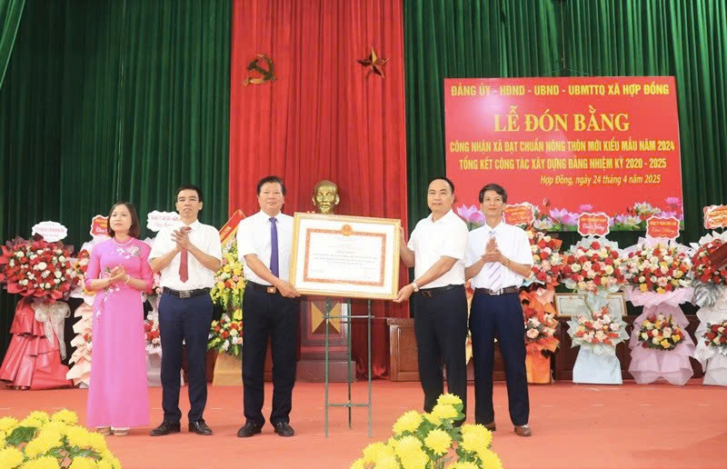Xã Hợp Đồng (huyện Chương Mỹ) đón nhận danh hiệu nông thôn mới kiểu mẫu, viết tiếp hành trình đổi thay diện mạo quê hương