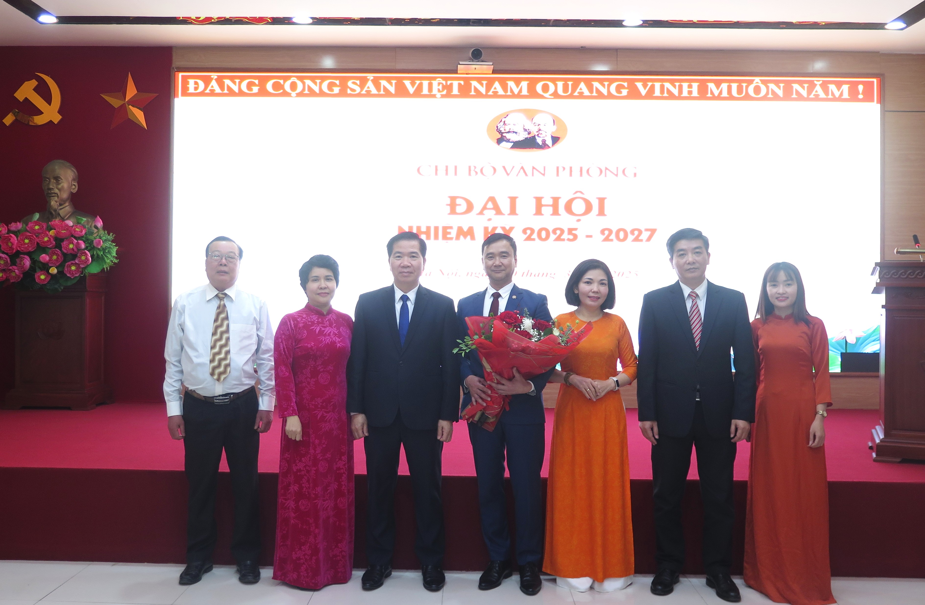 Chi bộ Văn phòng LĐLĐ thành phố Hà Nội: Tiên phong đổi mới, nâng cao hiệu quả công tác trong nhiệm kỳ mới