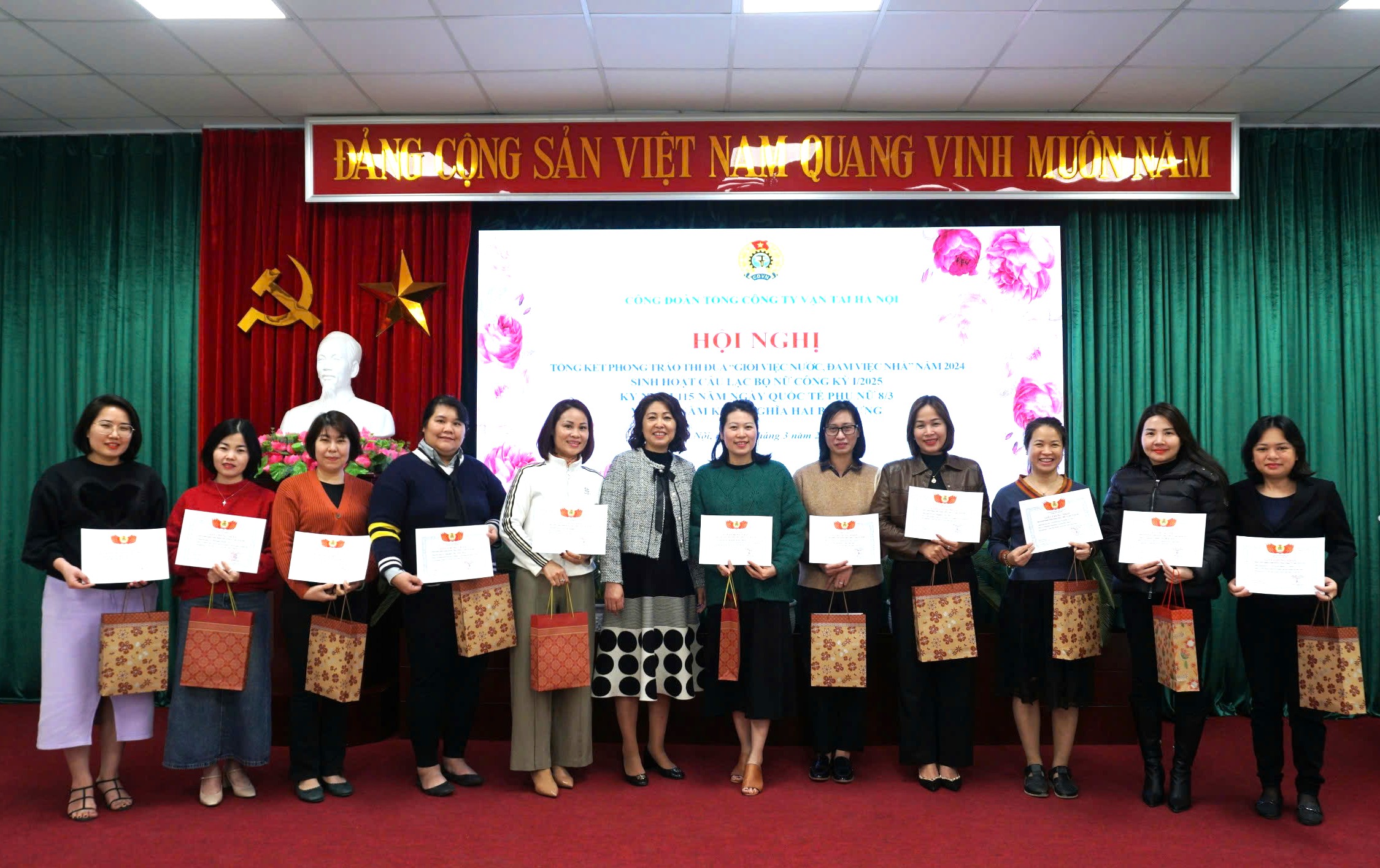 Công đoàn Tổng công ty vận tải Hà Nội tôn vinh nữ công nhân viên chức lao động “Giỏi việc nước, đảm việc nhà”