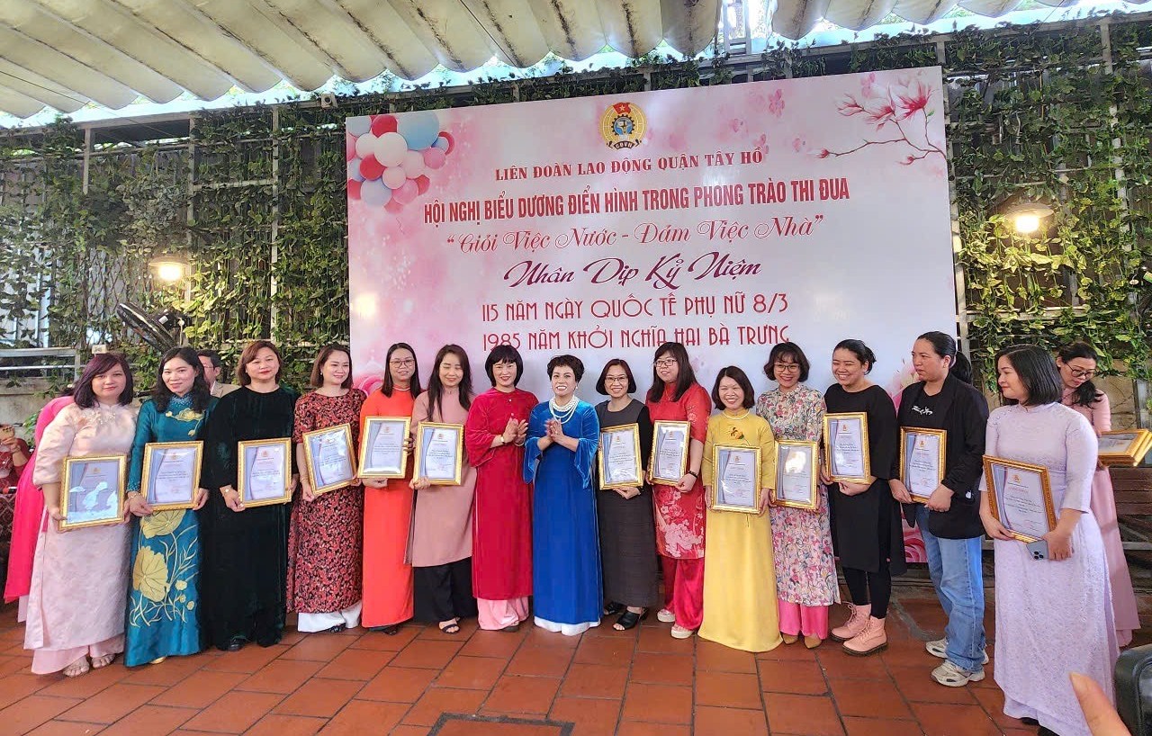 Tôn vinh những nữ cán bộ, công nhân viên chức lao động quận Tây Hồ: Phát huy phong trào “Giỏi việc nước, Đảm việc nhà”