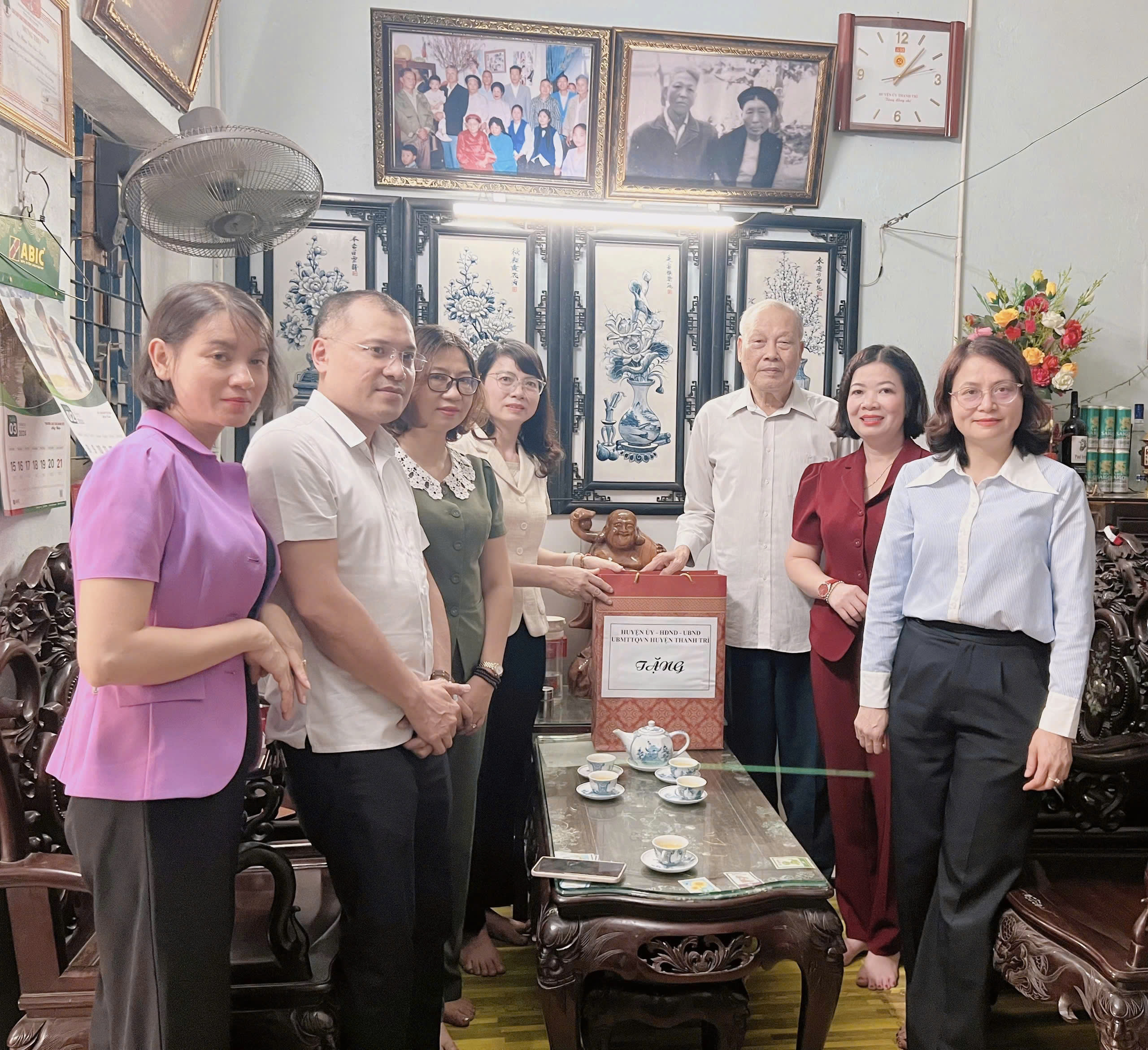Huyện Thanh Trì tri ân, tặng quà người có công dịp 50 năm Giải phóng miền Nam