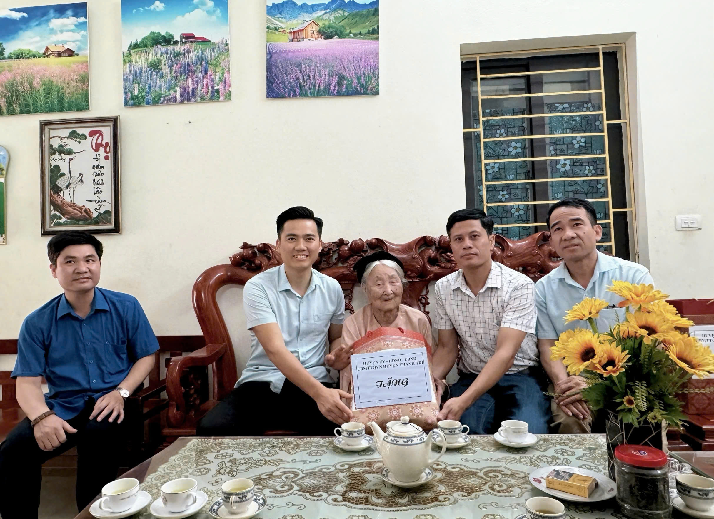 Thanh Trì tri ân Mẹ Việt Nam Anh hùng và các thương binh nhân kỷ niệm 50 năm Giải phóng miền Nam