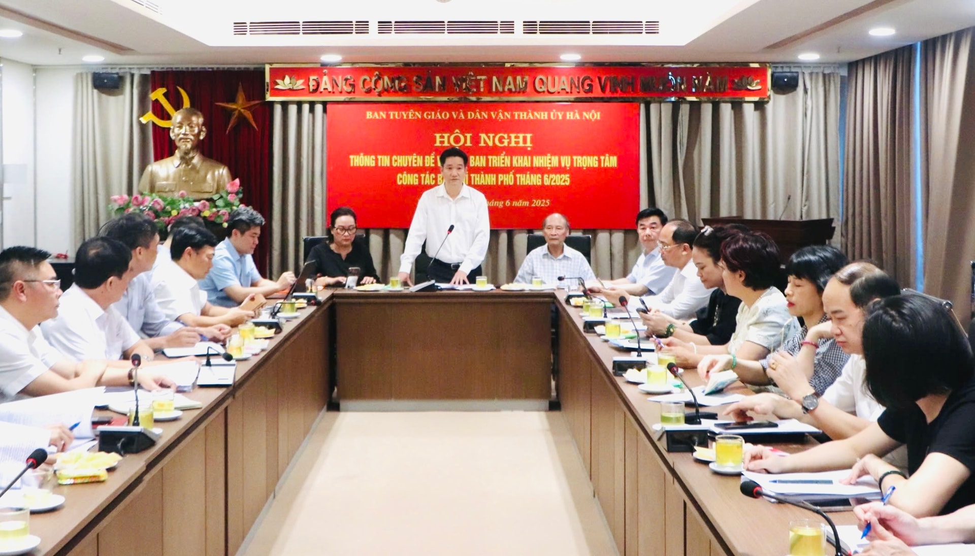 Tiếp tục đổi mới, nâng cao hiệu quả tuyên truyền phục vụ Đại hội Đảng, sắp xếp tổ chức bộ máy và các nhiệm vụ chính trị của Thủ đô