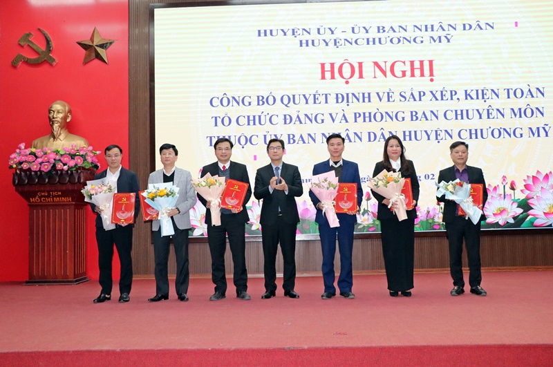 Huyện Chương Mỹ kiện toàn tổ chức bộ máy hành chính, điều động nhân sự chủ chốt các phòng chuyên môn