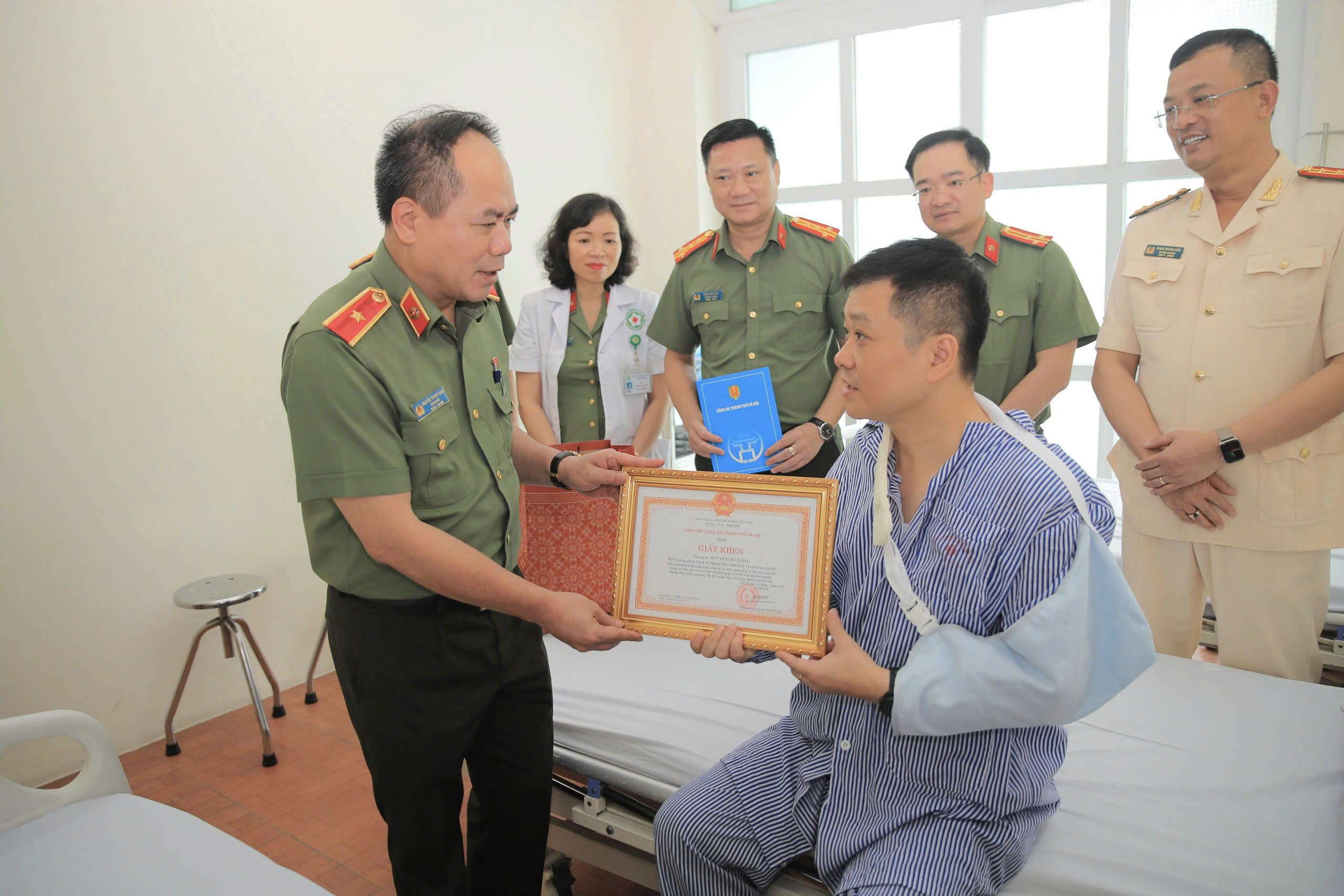Giám đốc Công an thành phố Hà Nội thăm hỏi, trao Giấy khen Thượng tá Nguyễn Lê Cường bị thương trong khi thực hiện nhiệm vụ