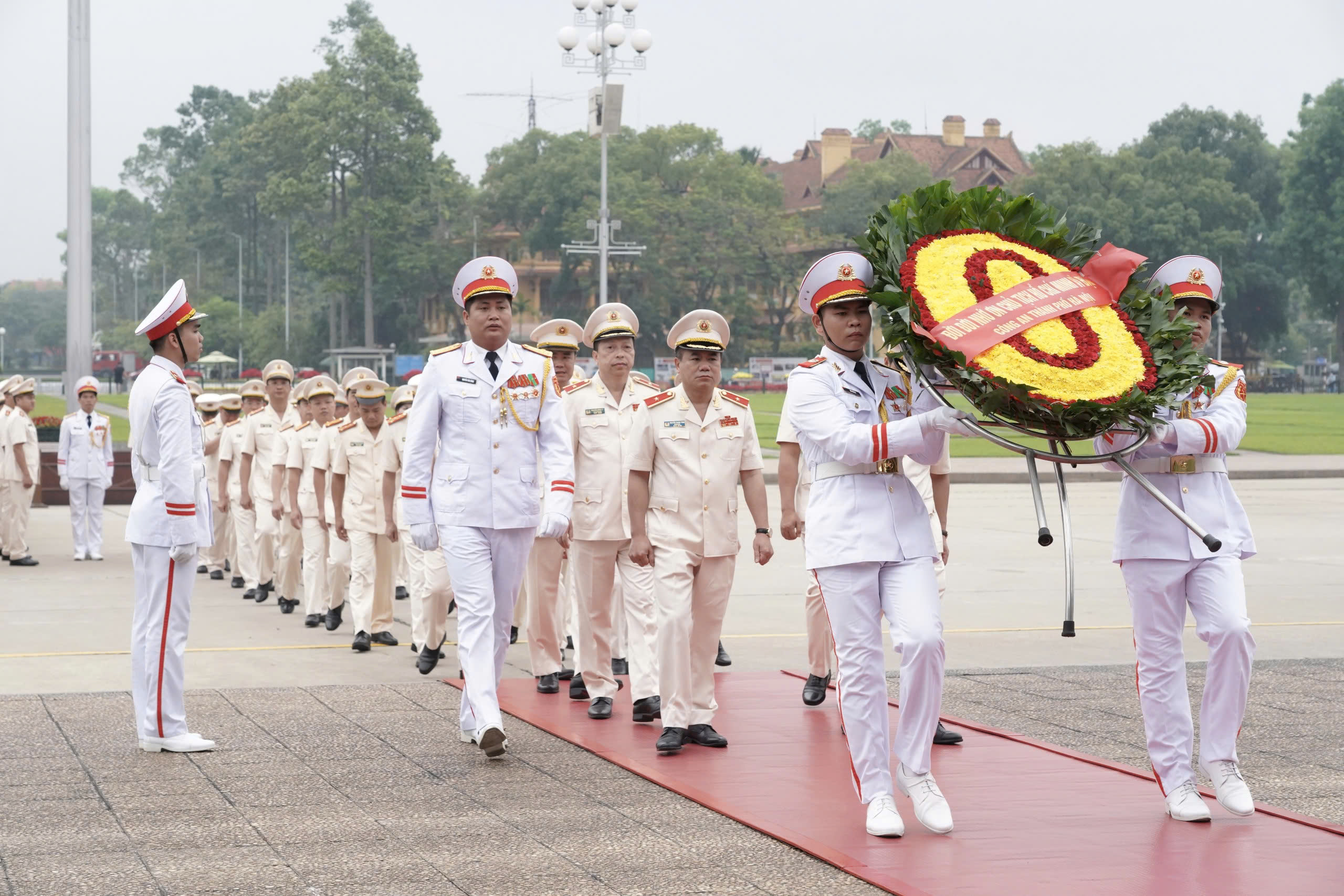 Công an Thủ đô dâng hoa báo công Chủ tịch Hồ Chí Minh, khẳng định quyết tâm giữ vững bình yên Thủ đô