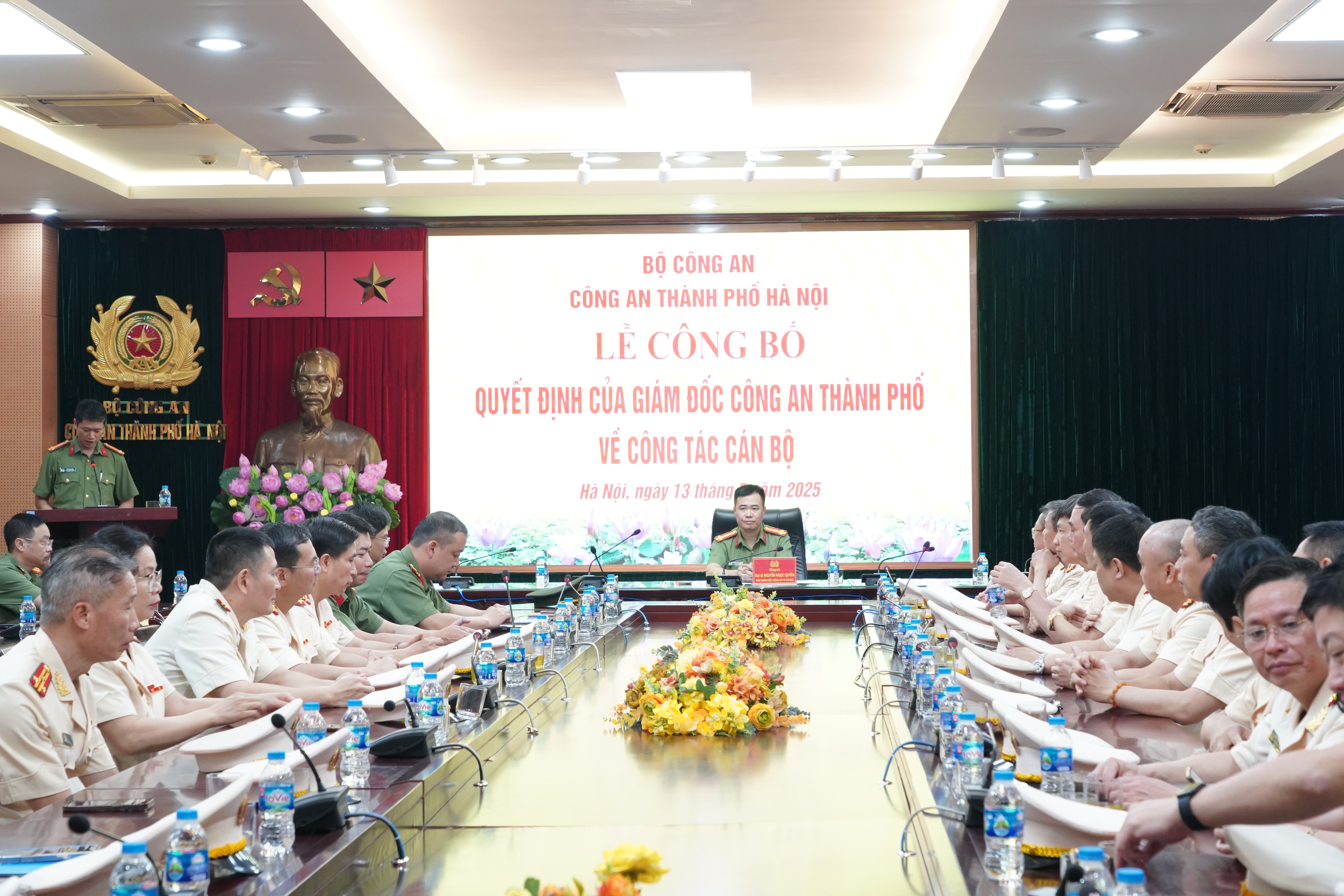 Công an TP Hà Nội công bố quyết định công tác cho 31 cán bộ lãnh đạo cấp phòng