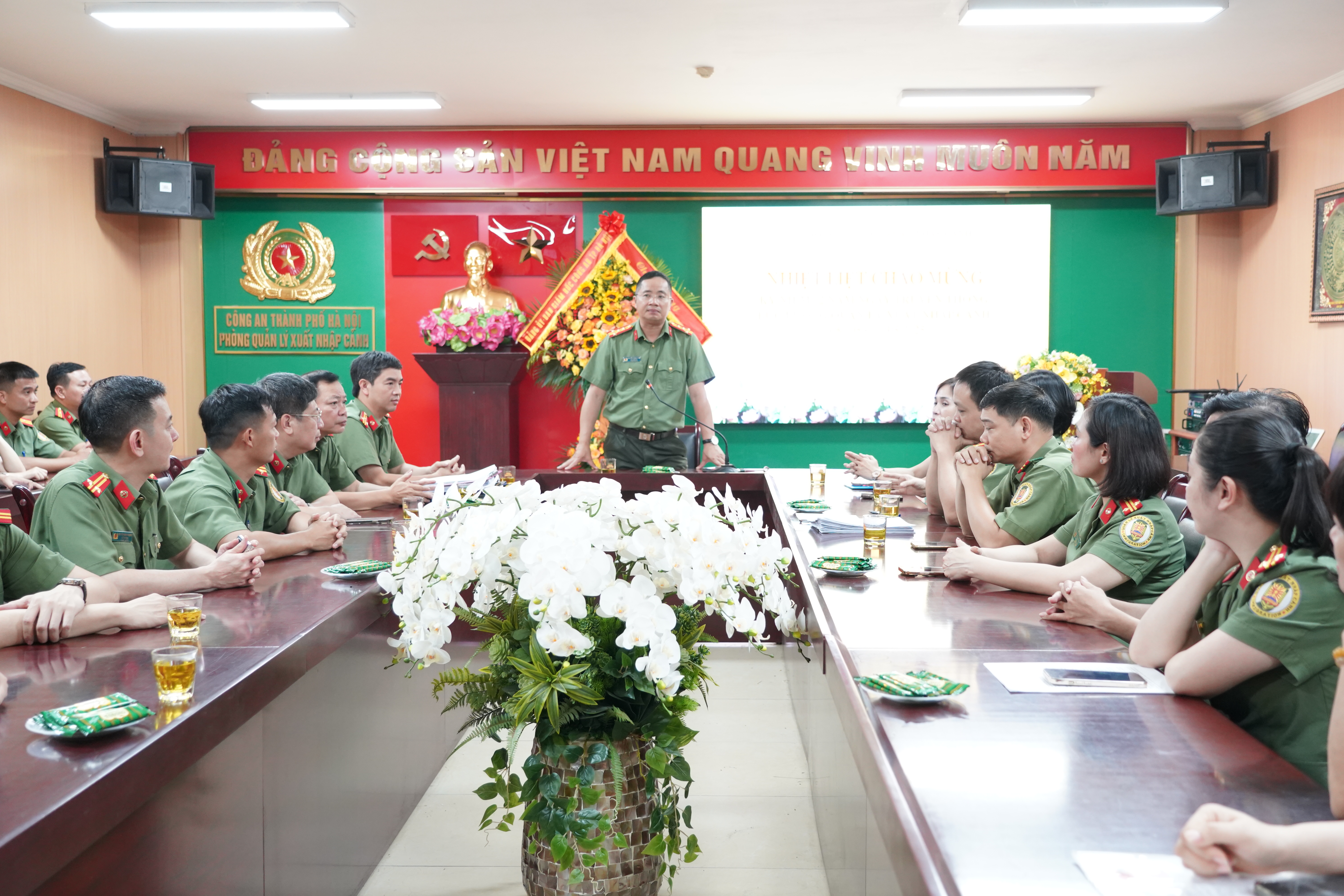 Phòng Quản lý Xuất nhập cảnh CATP Hà Nội: Vững bước dưới ánh hào quang truyền thống 72 năm