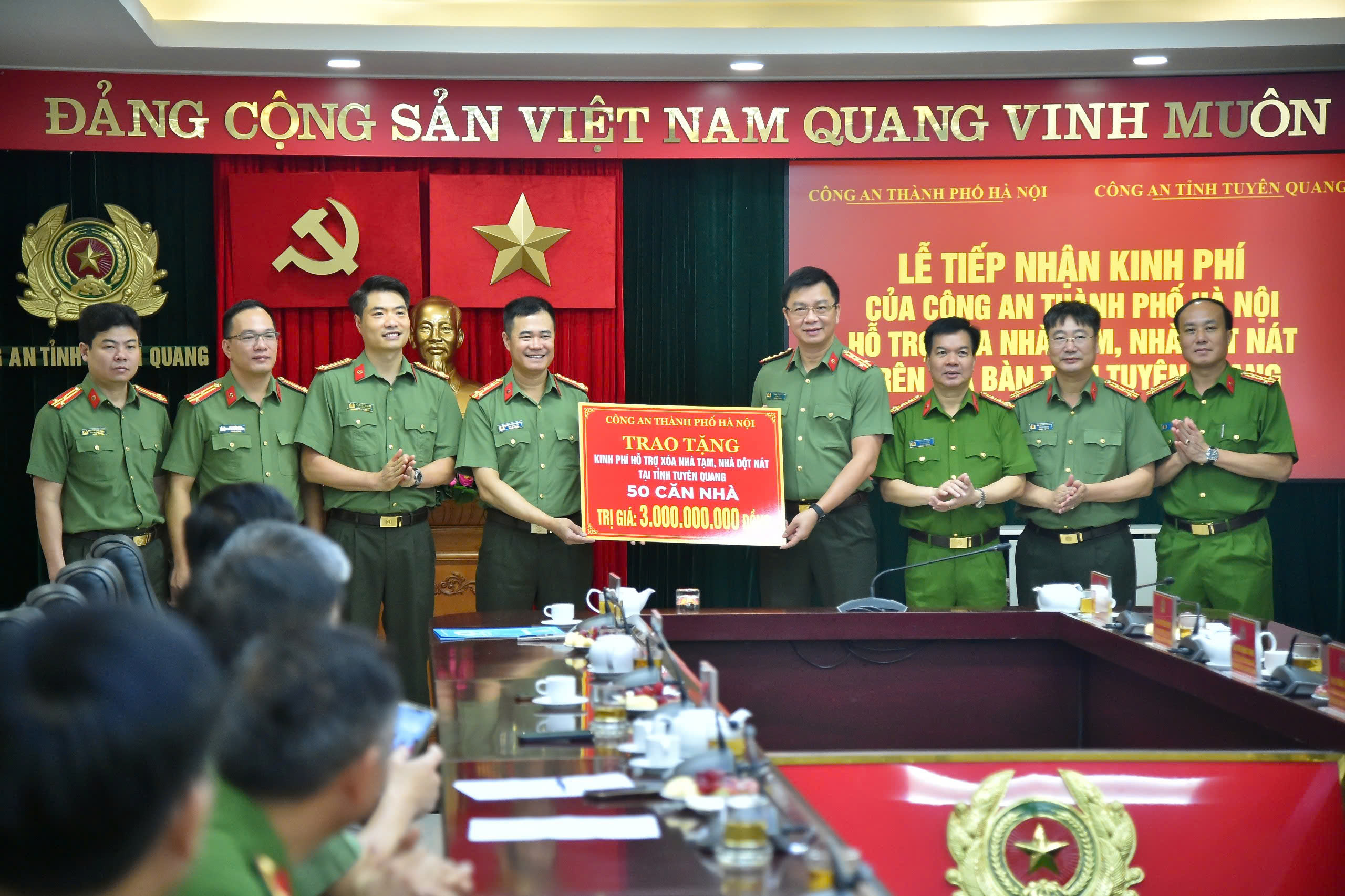 Công an Hà Nội nối dài hành trình nghĩa tình: Trao 3 tỷ đồng giúp Tuyên Quang xóa nhà tạm, dựng vững niềm tin