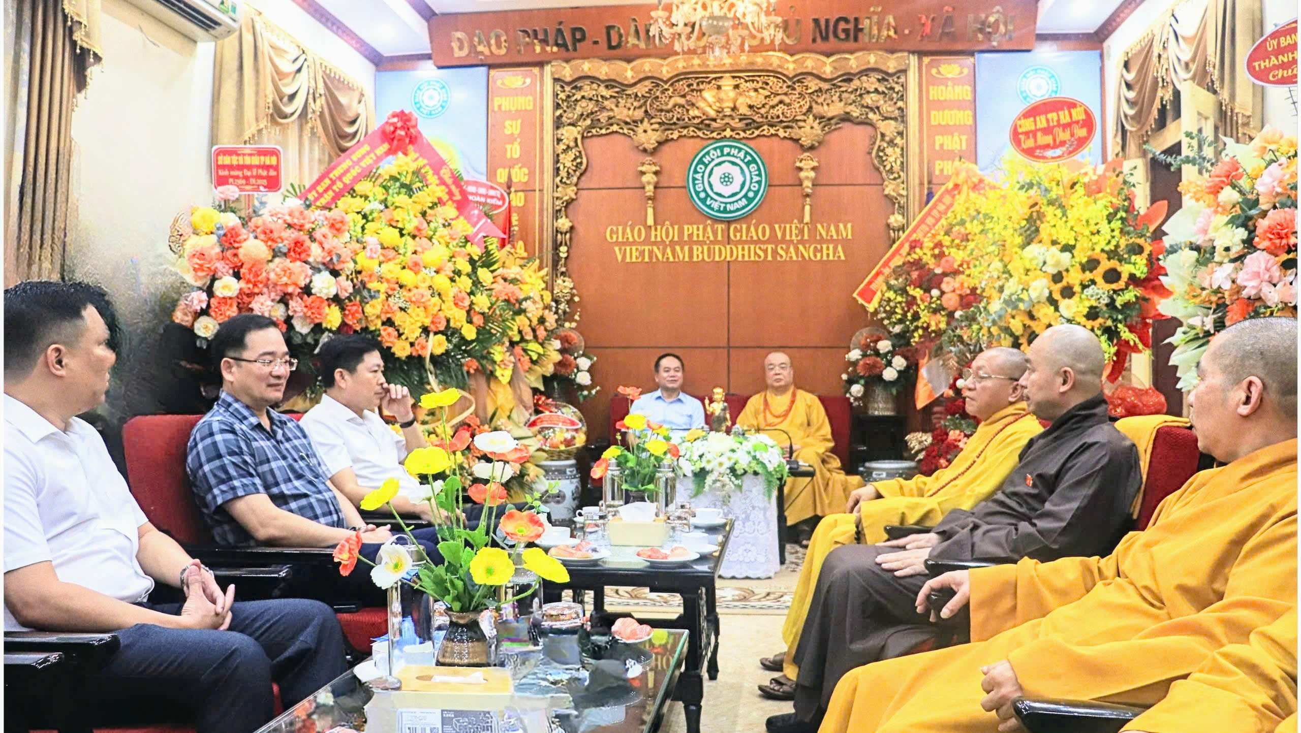 Công an TP Hà Nội chúc mừng Đại lễ Phật đản tại Chùa Quán Sứ