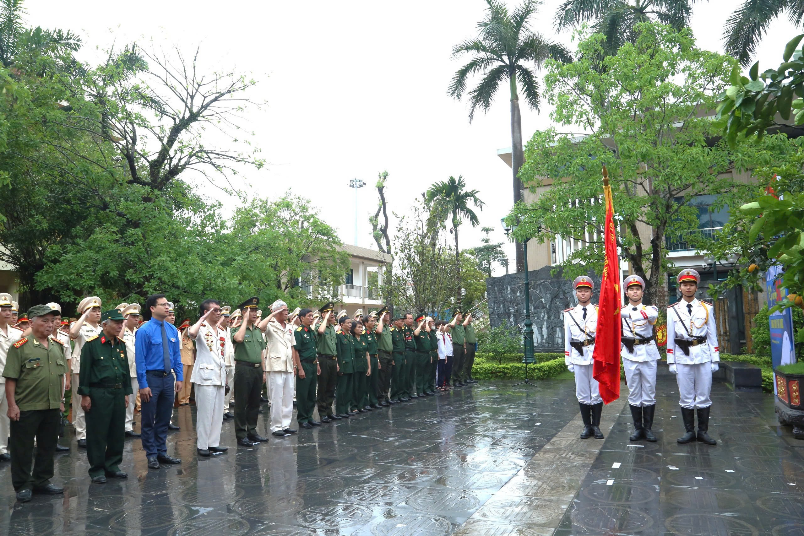 Công an Thủ đô dâng hương tưởng niệm, tuyên dương 50 thanh niên tiên tiến làm theo lời Bác
