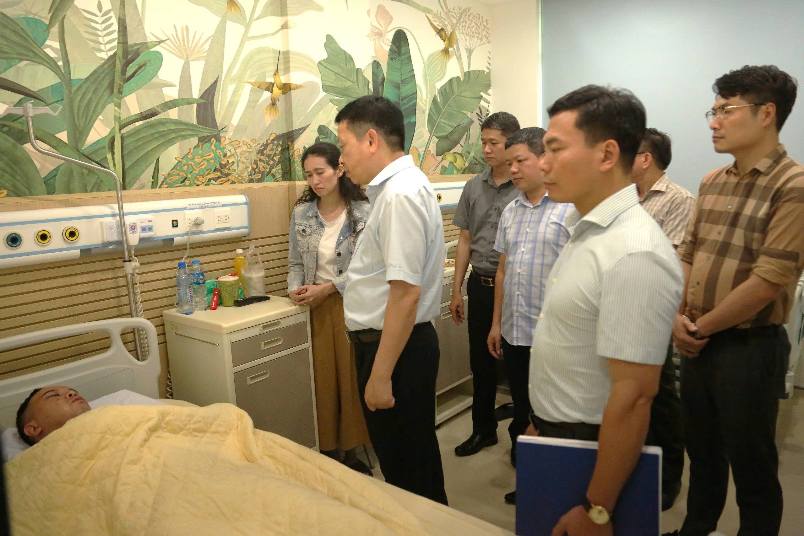 Hành động giữa tuyến đầu: Lãnh đạo Công an Hà Nội thăm, biểu dương chiến sĩ bị thương khi làm nhiệm vụ