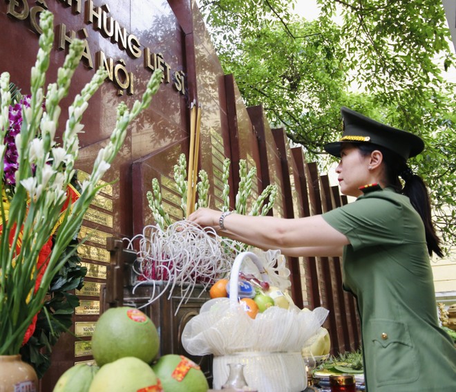 Dâng hương tưởng niệm Anh hùng liệt sĩ – Hành trình tri ân thiêng liêng của nữ chiến sĩ Công an Thủ đô