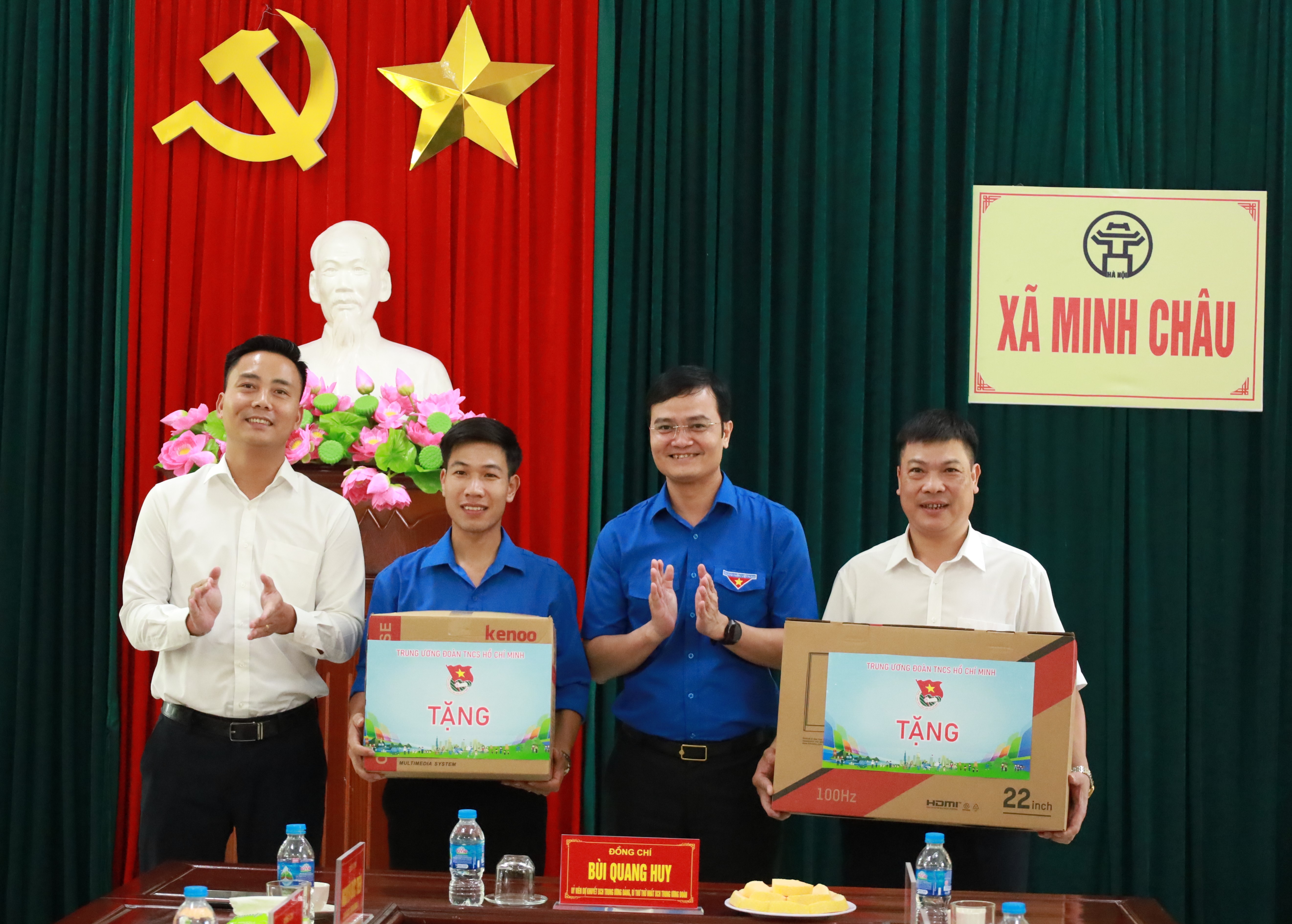 Bí thư thứ nhất Trung ương Đoàn Bùi Quang Huy thăm, làm việc và tặng quà tại xã Minh Châu