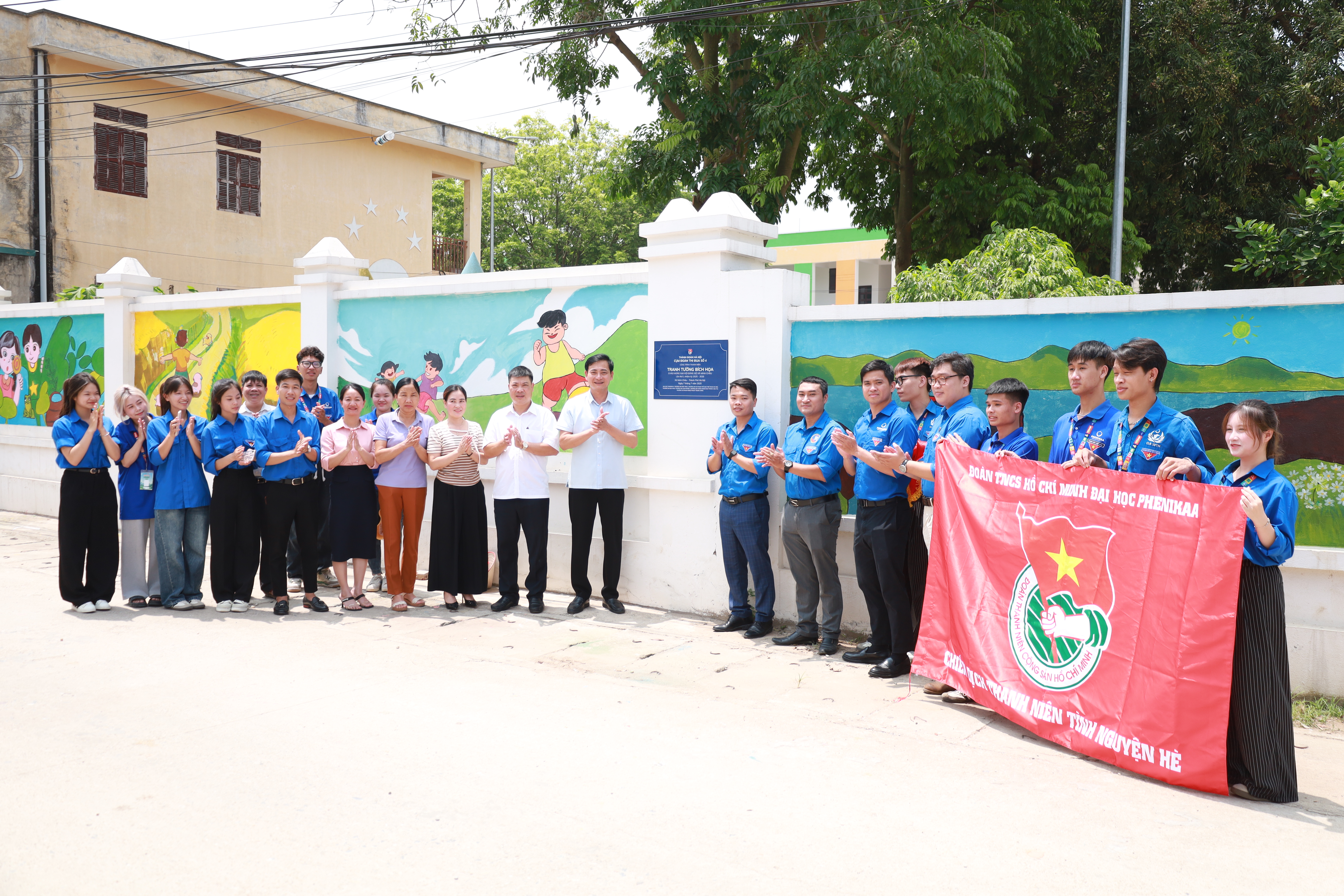Đoàn Thanh niên xã Minh Châu khánh thành công trình tranh tường bích hoạ “Xanh - Văn minh - Hạnh phúc”