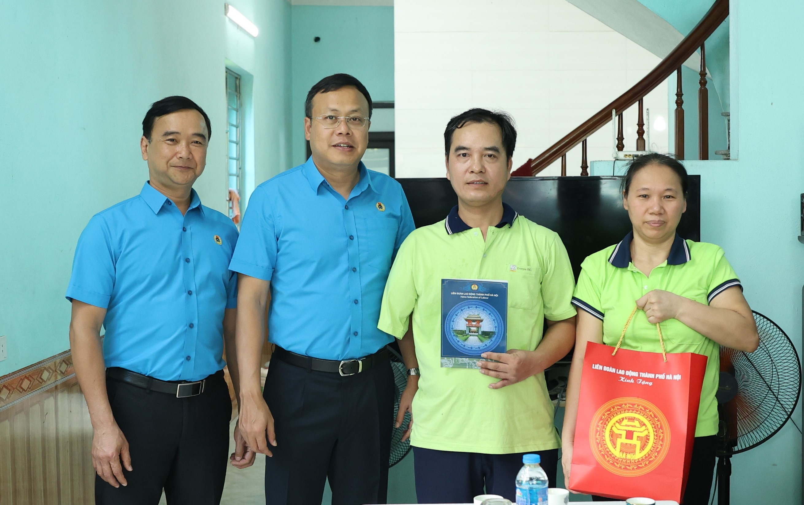 LĐLĐ Hà Nội thăm, tặng quà công nhân: Lan tỏa sự sẻ chia, tiếp thêm nghị lực vươn lên