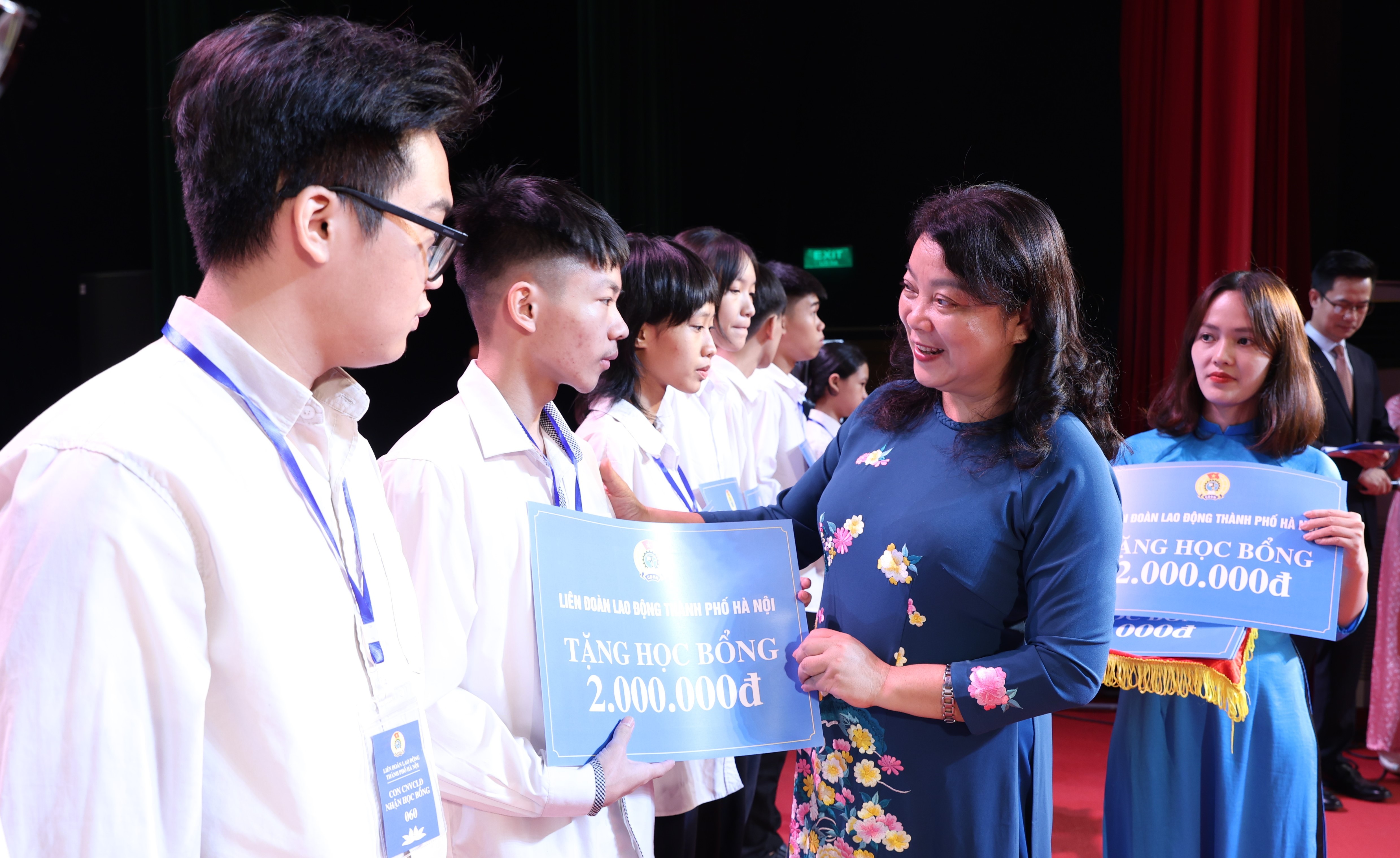 Trao học bổng cho 100 học sinh là con công nhân, viên chức, lao động vượt khó học giỏi