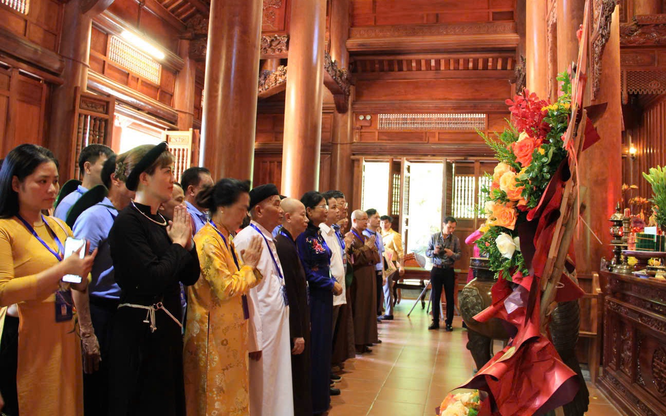 Hướng về cội nguồn: Đoàn công tác MTTQ Việt Nam thành phố Hà Nội dâng hương Bác Hồ và trao quà học sinh nghèo tại Nghệ An