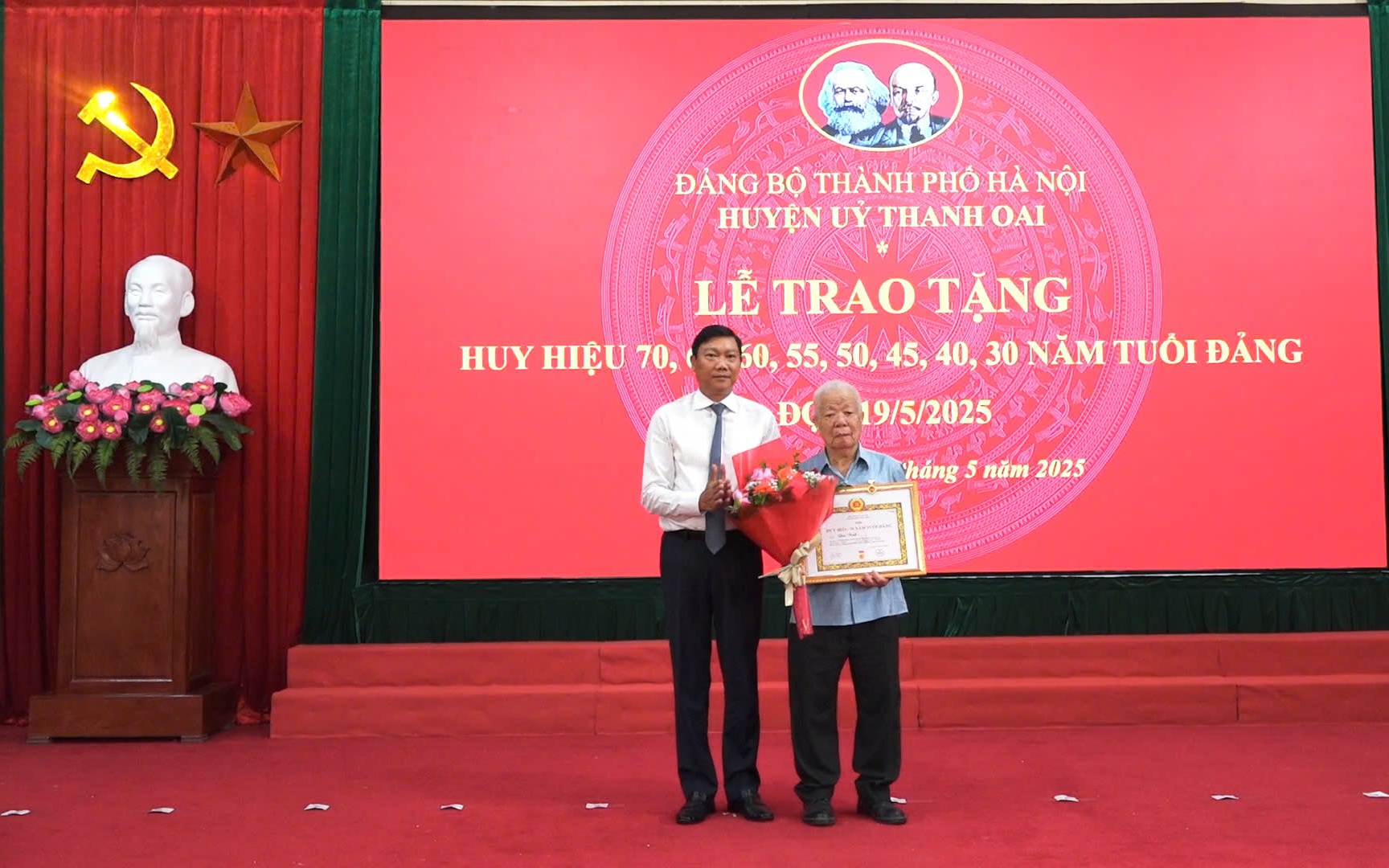 Huyện Thanh Oai trao Huy hiệu Đảng tặng đảng viên lão thành: lan tỏa khí phách kiên trung, hun đúc niềm tin cho thế hệ hôm nay