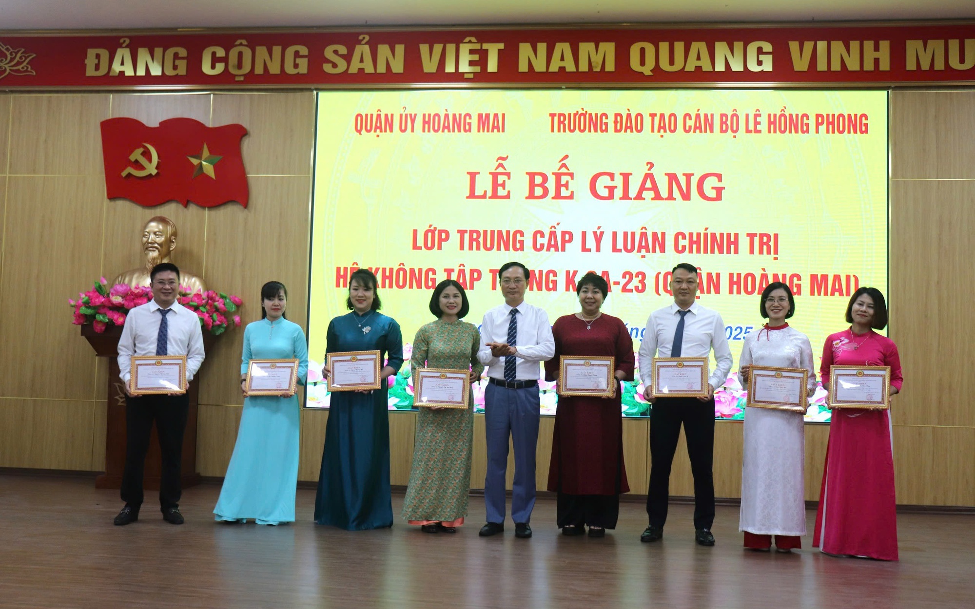 Bế giảng lớp Trung cấp lý luận chính trị quận Hoàng Mai: Hành trang mới cho đội ngũ cán bộ vững bước trong kỷ nguyên phát triển