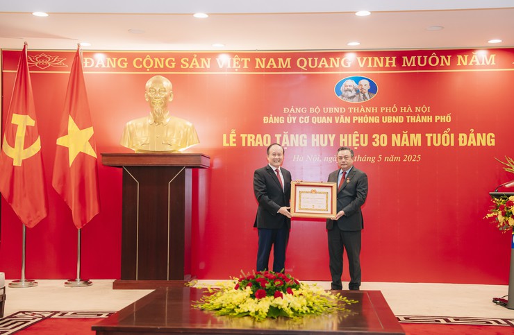 Trao Huy hiệu 30 năm tuổi Đảng cho Chủ tịch UBND thành phố Hà Nội Trần Sỹ Thanh: Vinh dự lớn, trách nhiệm cao