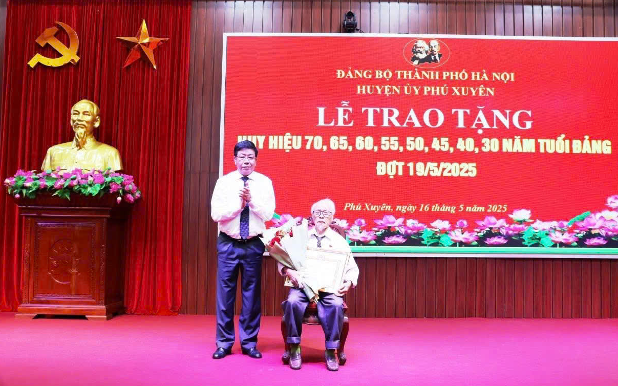 Huyện Phú Xuyên vinh danh đảng viên tiêu biểu, lan tỏa khí phách người cộng sản giữa kỷ nguyên mới