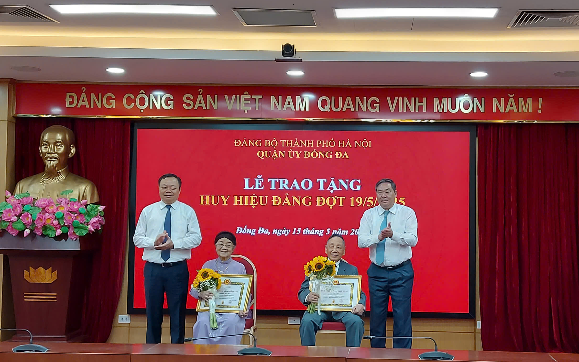 Quận Đống Đa long trọng trao Huy hiệu Đảng: Tôn vinh những dấu son kiên trung của người cộng sản lão thành