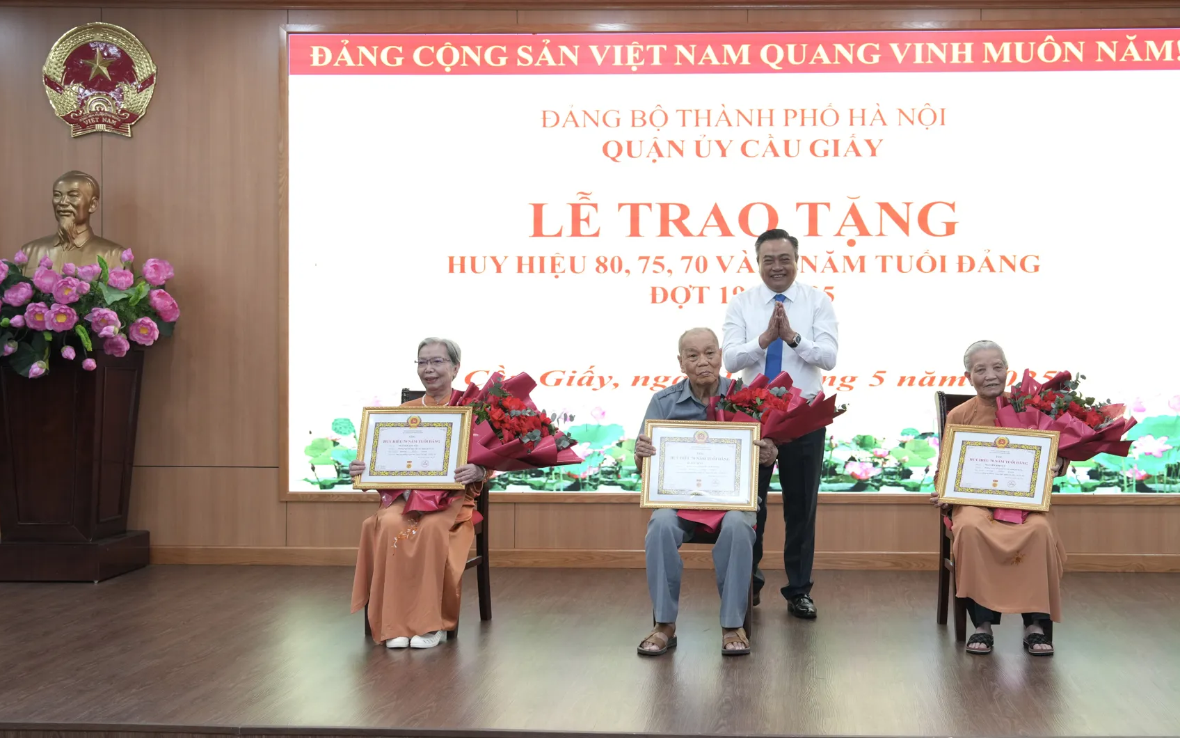 Chủ tịch UBND thành phố Hà Nội Trần Sỹ Thanh trao Huy hiệu Đảng tại quận Cầu Giấy: Lan tỏa tinh thần kiên trung của người cộng sản