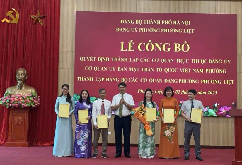 Lễ công bố Quyết định thành lập các cơ quan trực thuộc Đảng ủy, bổ nhiệm cán bộ và thành lập Đảng bộ các cơ quan Đảng phường Phương Liệt
