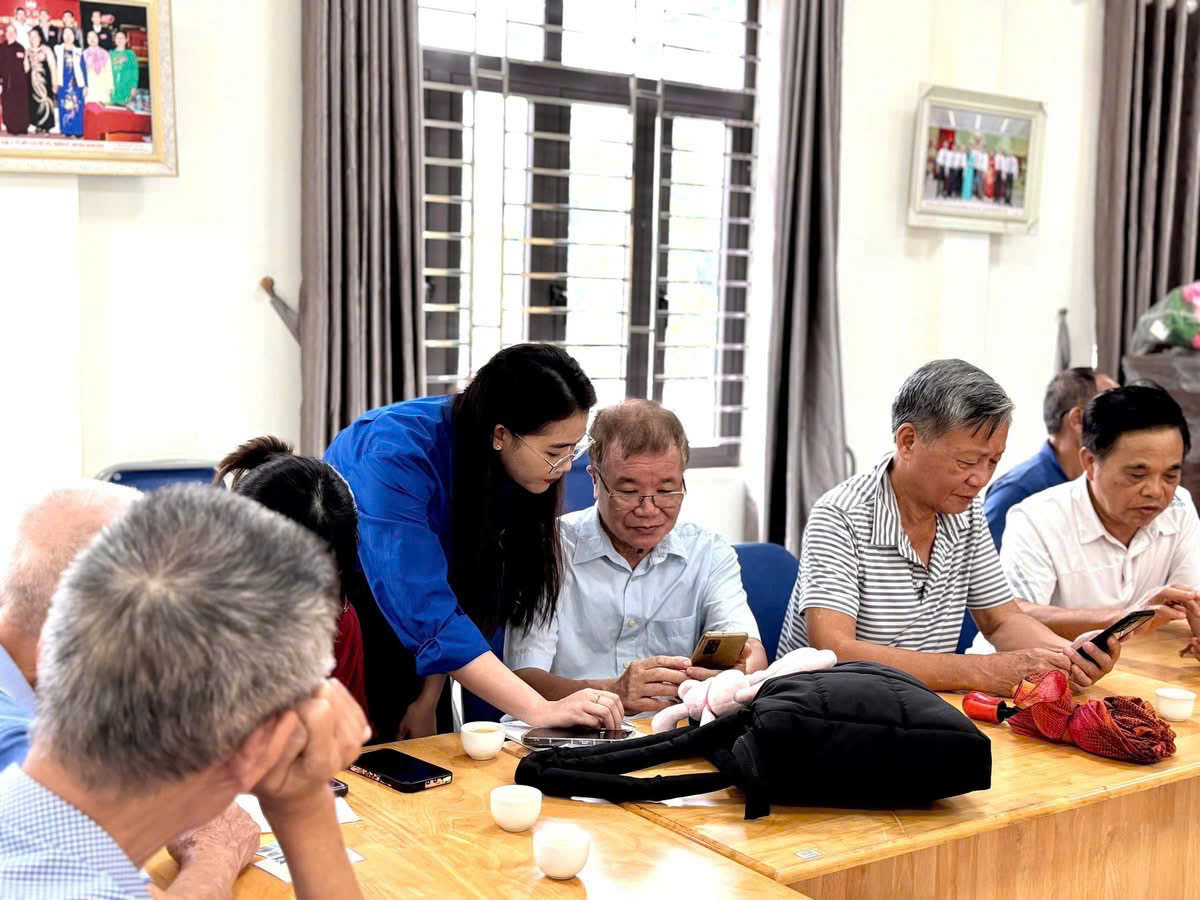 Thanh niên tình nguyện đồng hành chính quyền hai cấp, lan tỏa “bình dân học vụ số”