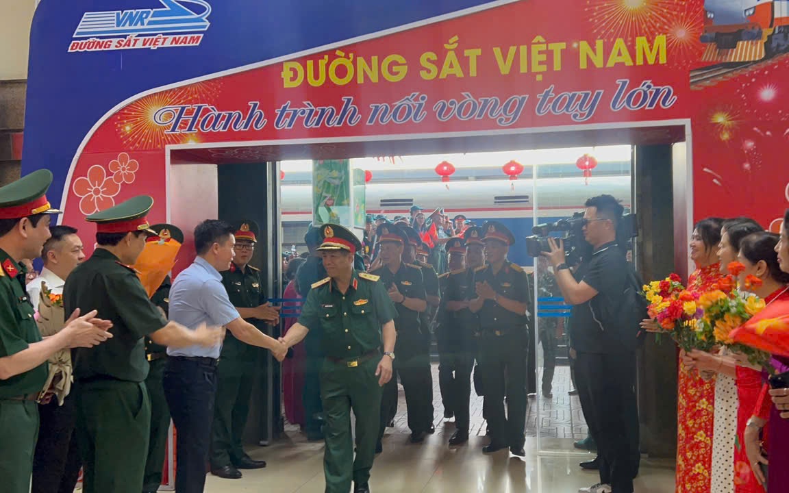Trang nghiêm và tự hào: Đống Đa chào đón những người lính trở về sau lễ diễu binh lịch sử