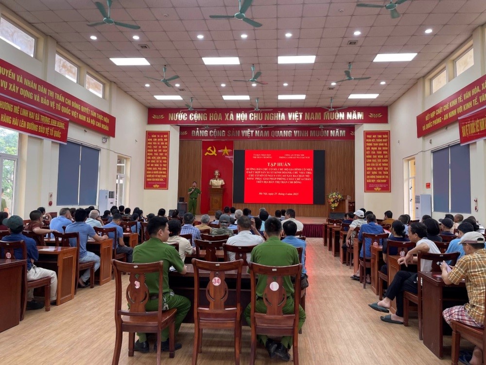 Mê Linh siết chặt an toàn phòng cháy tại các cơ sở nhà trọ và hộ kinh doanh kết hợp: Chủ cơ sở cam kết khắc phục triệt để vi phạm