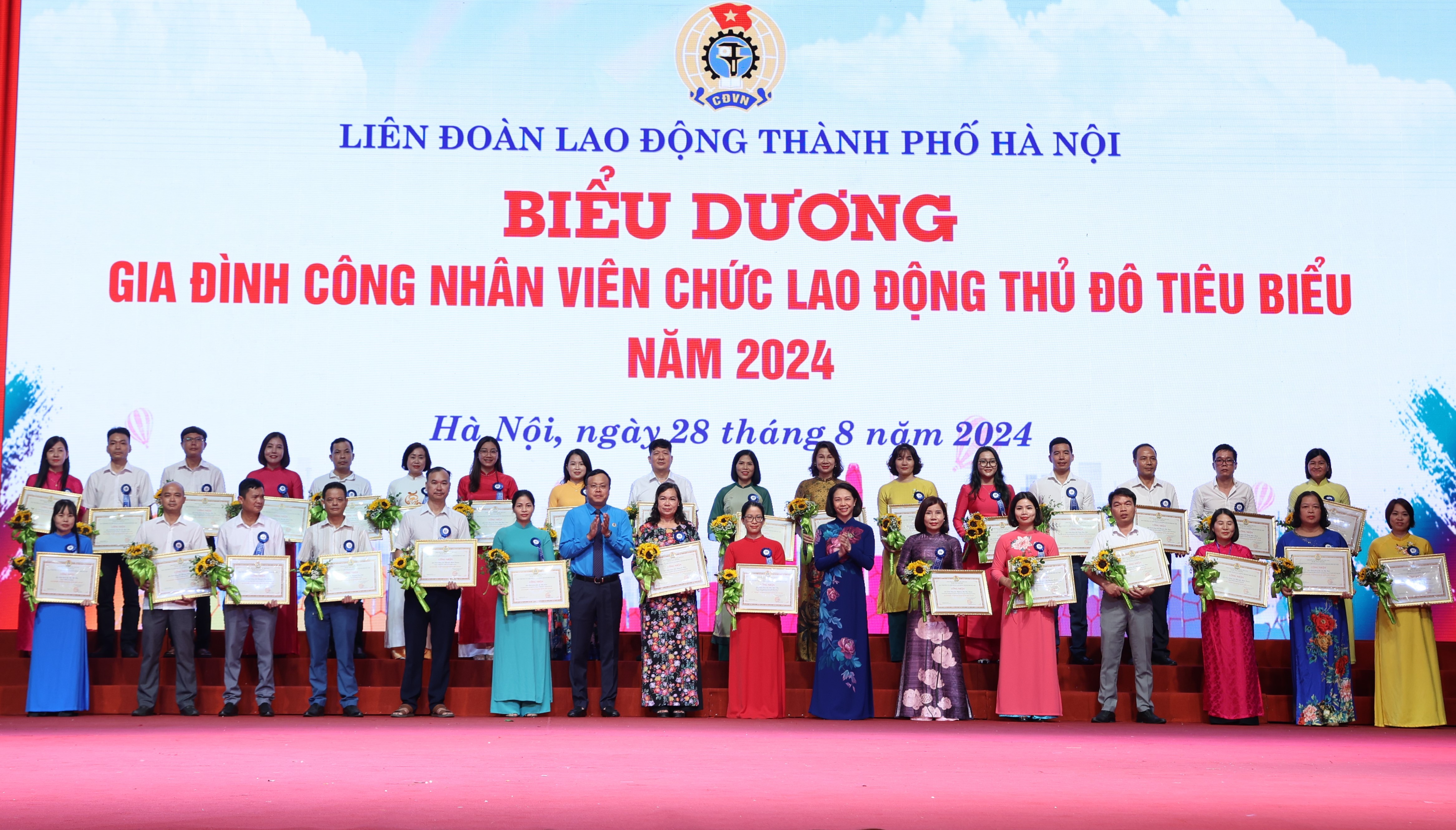 Hà Nội biểu dương 100 gia đình CNVCLĐ tiêu biểu và trao học bổng cho con em vượt khó, học giỏi