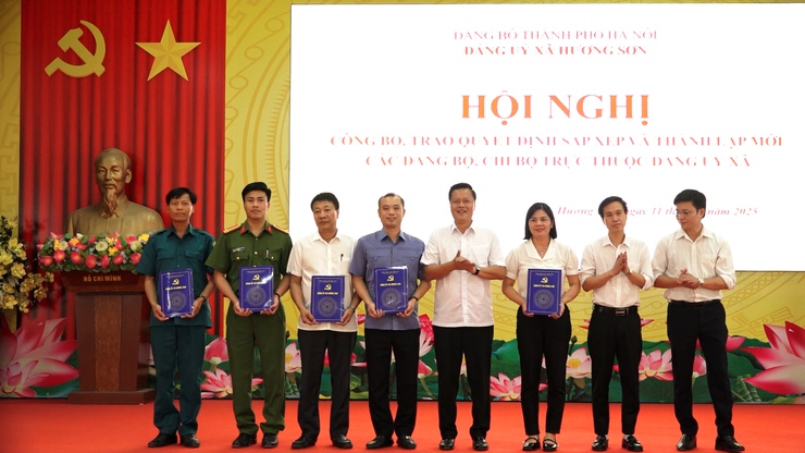 Xã Hương Sơn có 55 Đảng bộ, chi bộ trực thuộc Đảng ủy