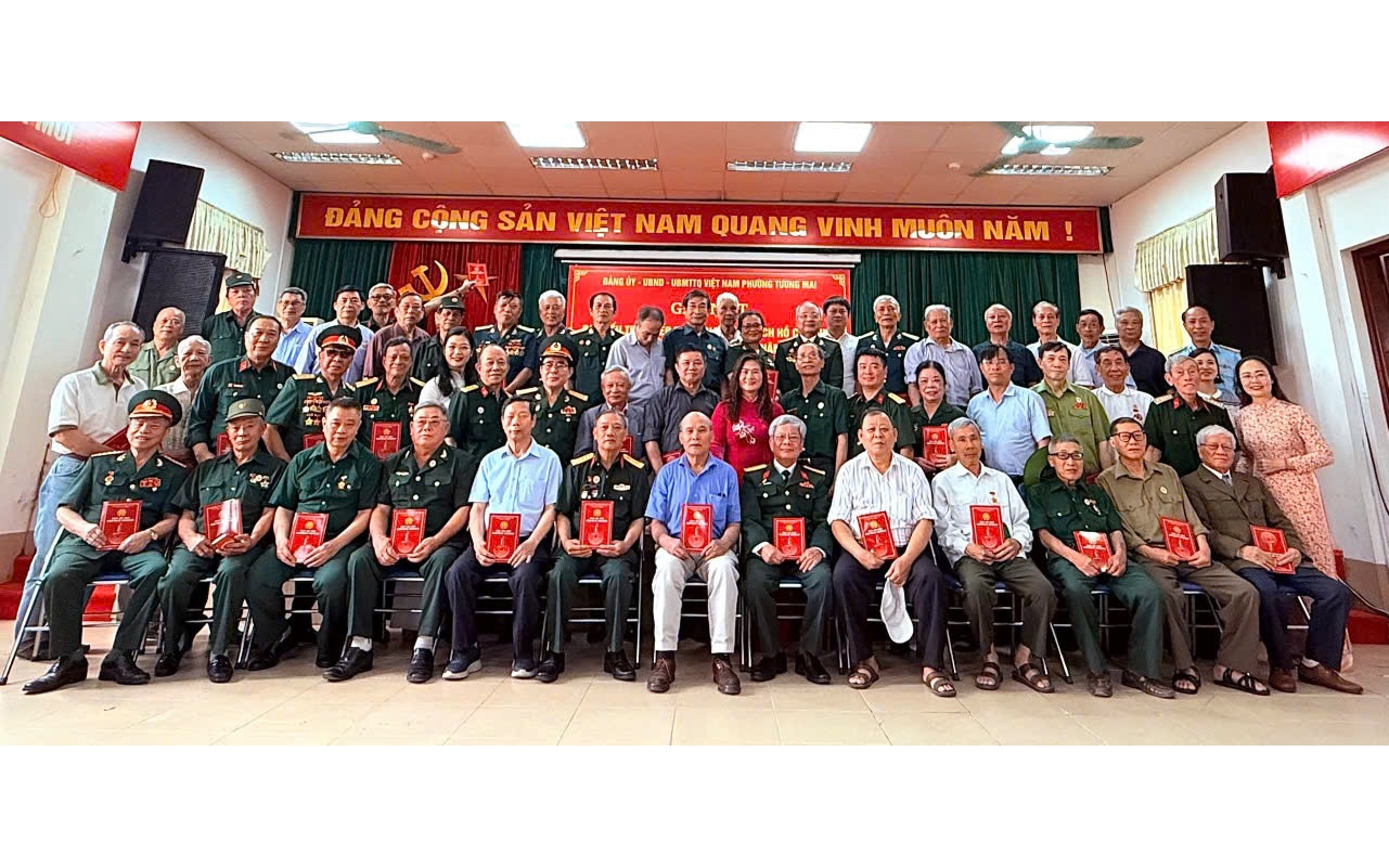 Phường Tương Mai tri ân các nhân chứng lịch sử Chiến dịch Hồ Chí Minh, tiếp bước hành trình xây dựng quê hương giàu đẹp