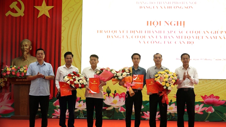 Đảng ủy xã Hương Sơn trao quyết định thành lập 04 cơ quan giúp việc