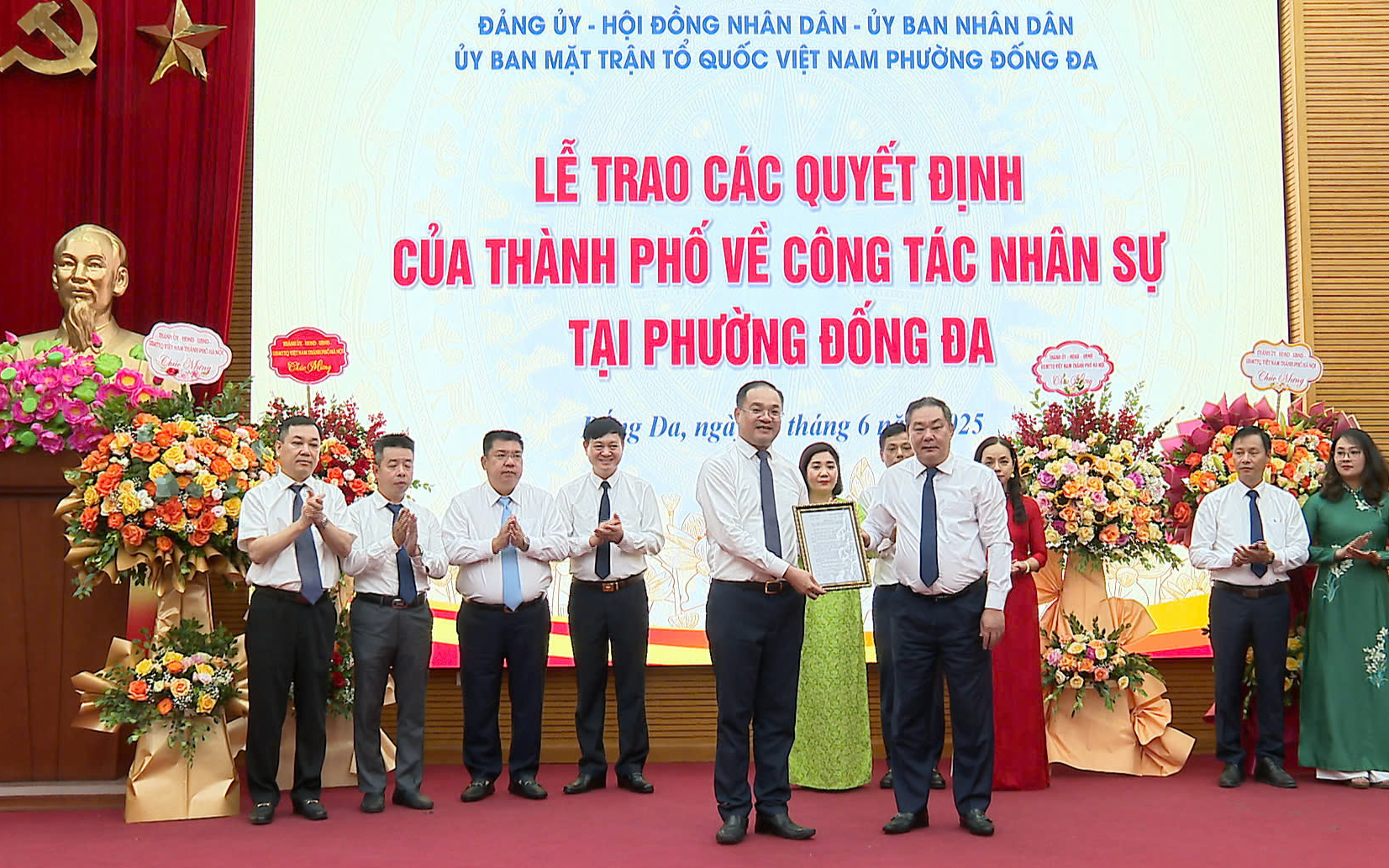 Đồng chí Lê Hồng Sơn trao quyết định nhân sự, kiện toàn bộ máy lãnh đạo các phường Kim Liên, Ô Chợ Dừa, Văn Miếu và Đống Đa