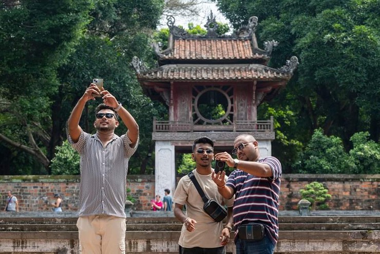 Hà Nội đón hơn 15,5 triệu lượt khách trong nửa đầu năm 2025, tăng mạnh cả du khách quốc tế và nội địa