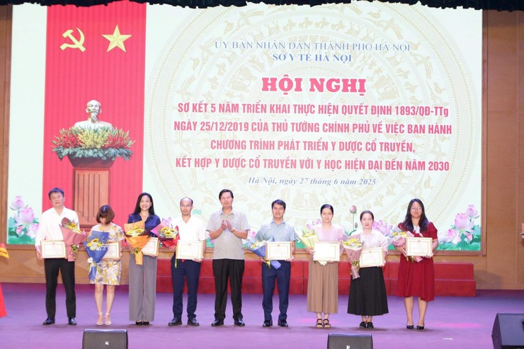 Hà Nội đẩy mạnh phát triển Y học cổ truyền: Kết hợp tinh hoa cổ phương với y học hiện đại, nâng cao chất lượng chăm sóc sức khỏe nhân dân